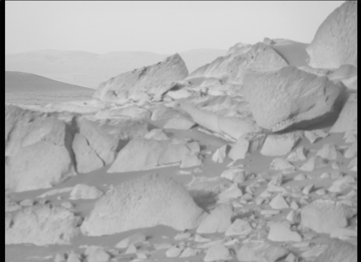 This image was taken by MCZ_RIGHT onboard NASA's Mars rover Perseverance on Sol 353