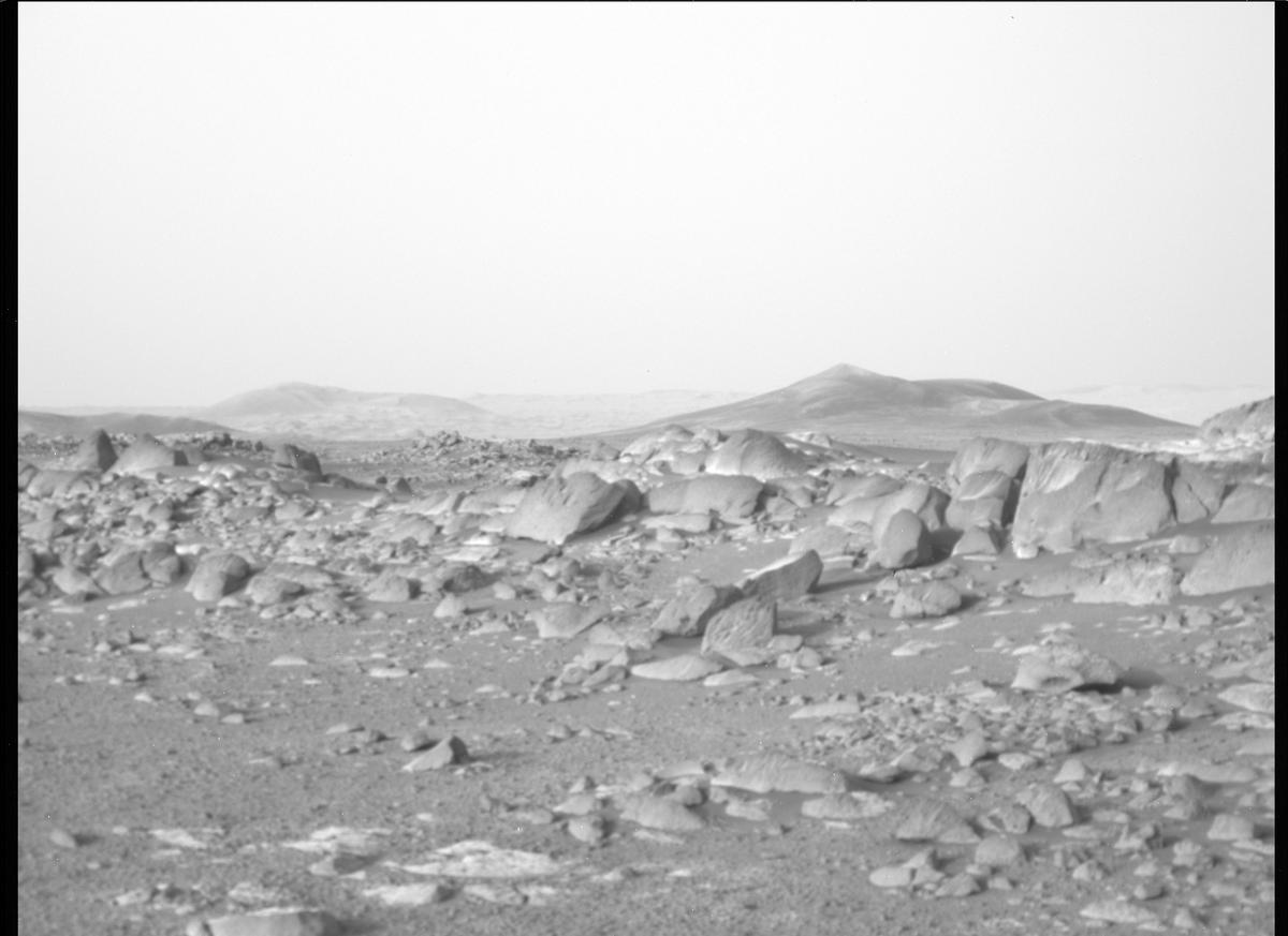 This image was taken by MCZ_RIGHT onboard NASA's Mars rover Perseverance on Sol 353