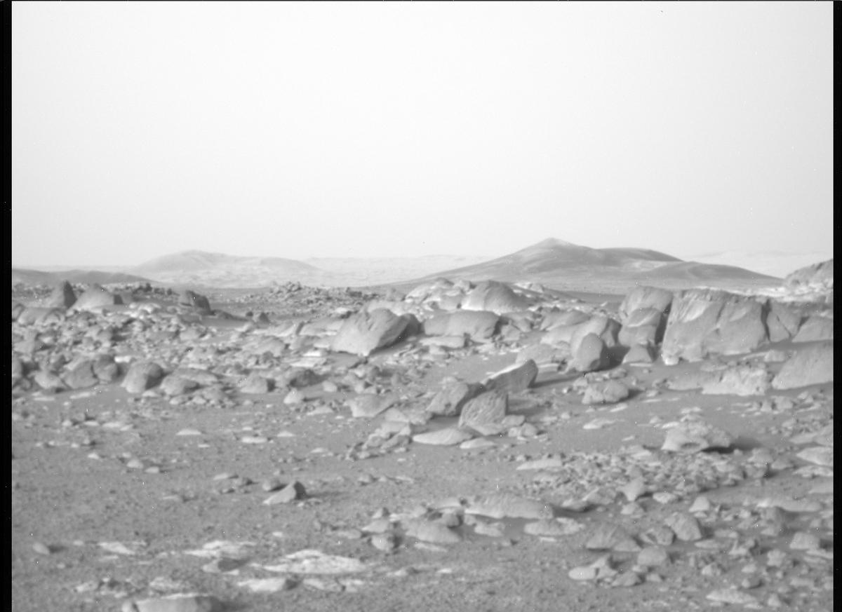 This image was taken by MCZ_RIGHT onboard NASA's Mars rover Perseverance on Sol 353