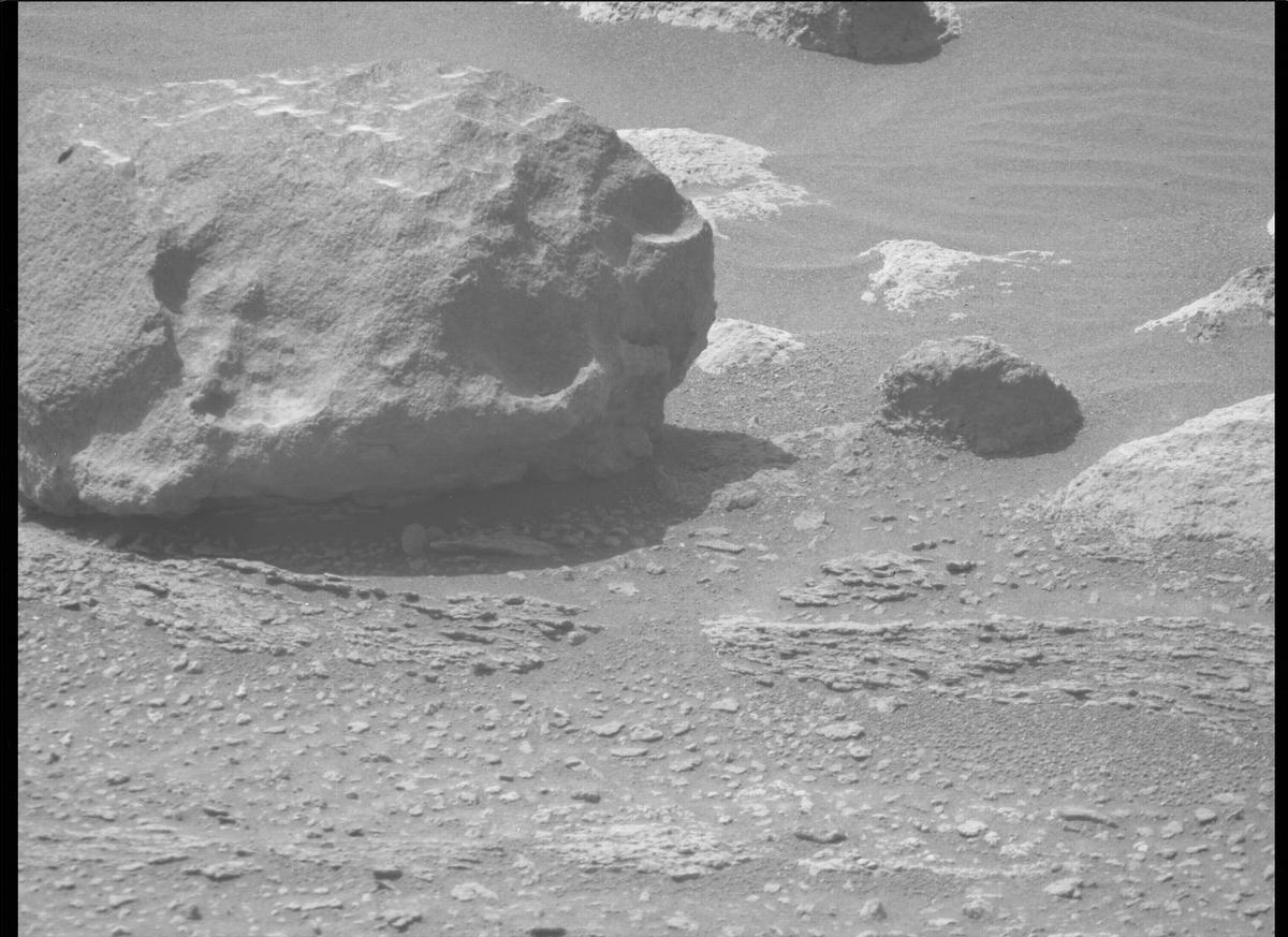 This image was taken by MCZ_RIGHT onboard NASA's Mars rover Perseverance on Sol 373