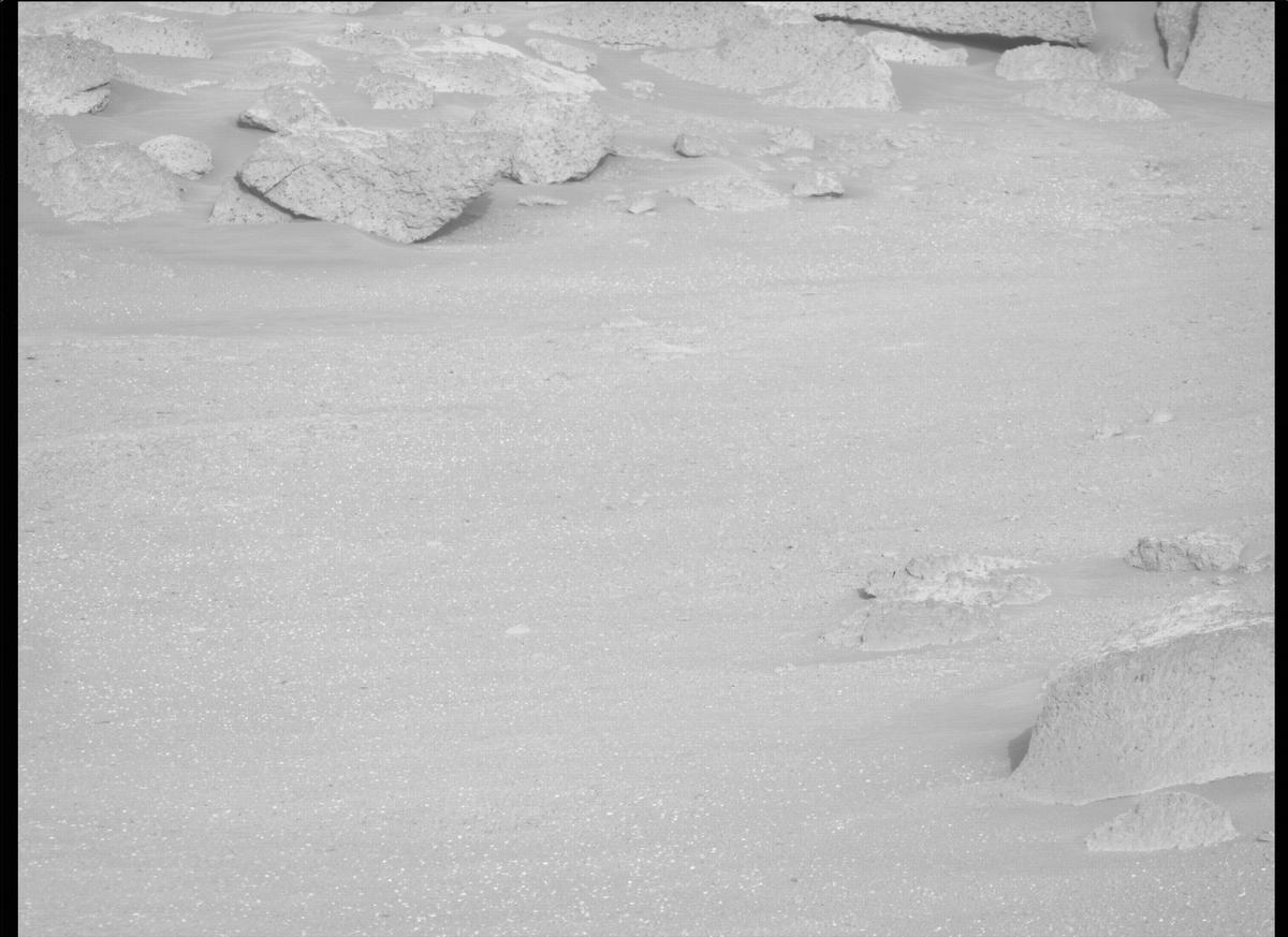 This image was taken by MCZ_RIGHT onboard NASA's Mars rover Perseverance on Sol 384