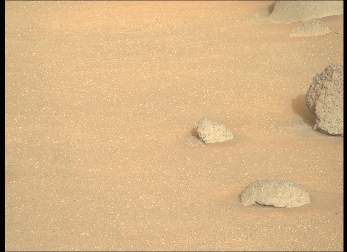 This image was taken by MCZ_RIGHT onboard NASA's Mars rover Perseverance on Sol 384