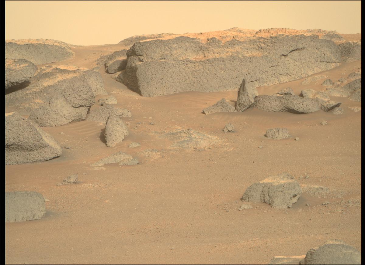 This image was taken by MCZ_RIGHT onboard NASA's Mars rover Perseverance on Sol 385