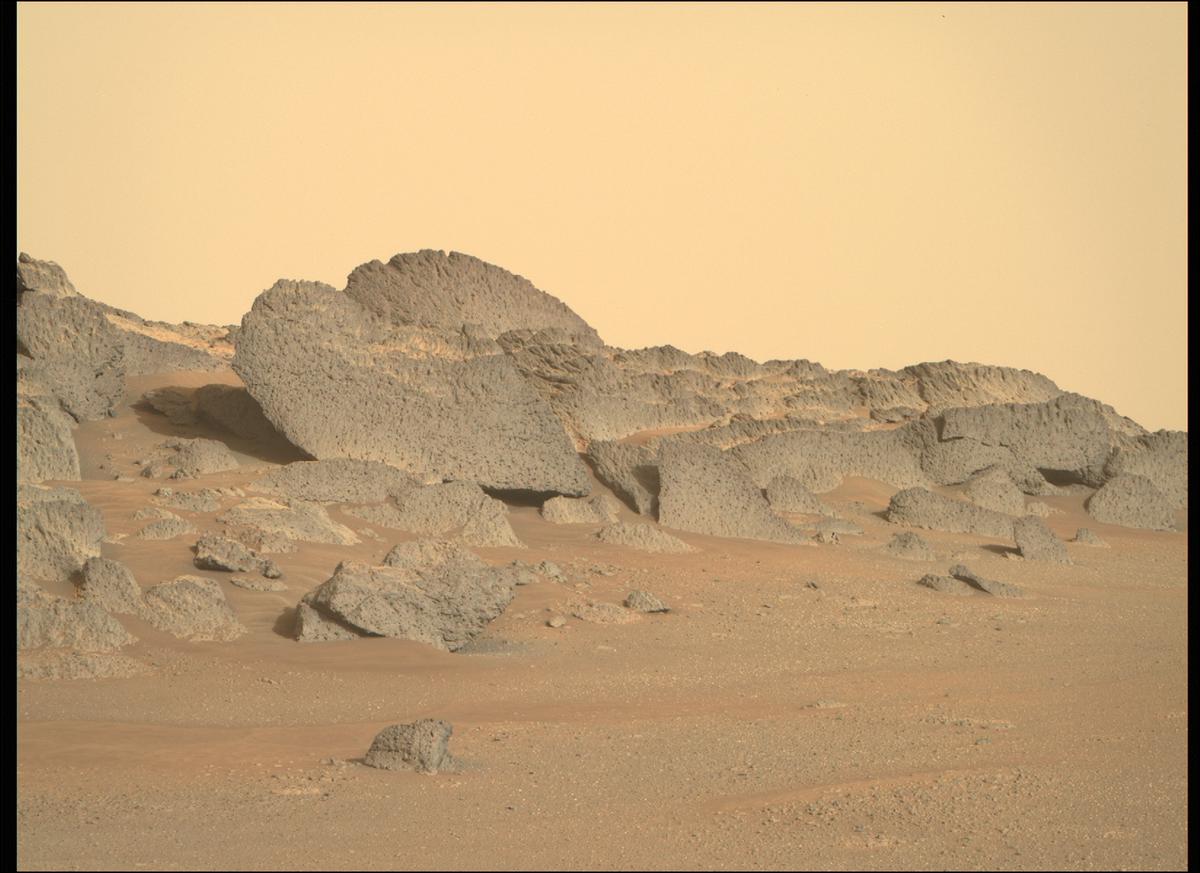 This image was taken by MCZ_RIGHT onboard NASA's Mars rover Perseverance on Sol 385
