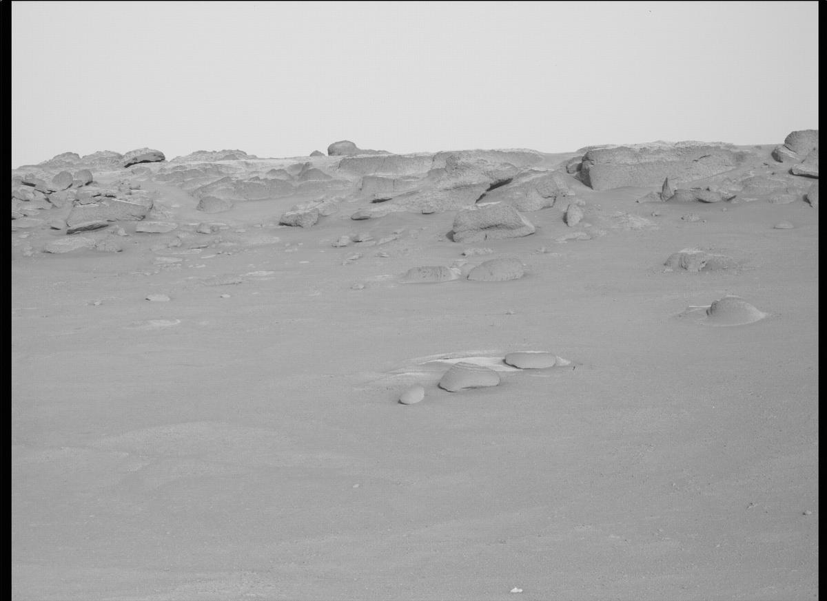 This image was taken by MCZ_RIGHT onboard NASA's Mars rover Perseverance on Sol 385