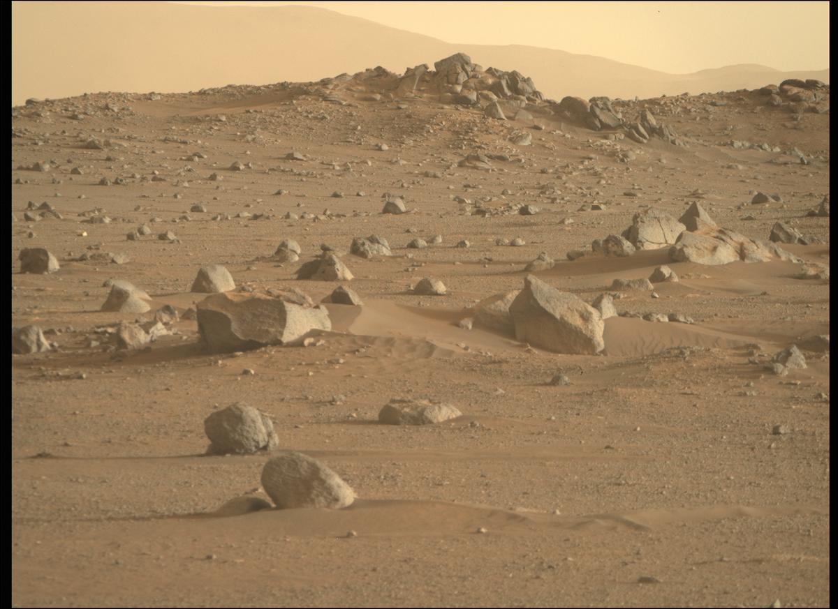 This image was taken by MCZ_RIGHT onboard NASA's Mars rover Perseverance on Sol 387