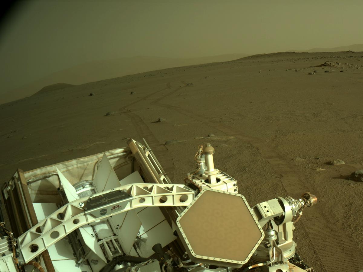 Image acquired on March 24, 2022 (Sol 388) at the local mean solar time of 15:50:05 by the Right Navigation Camera (Navcam), showing the back of the rover and its wheel tracks.