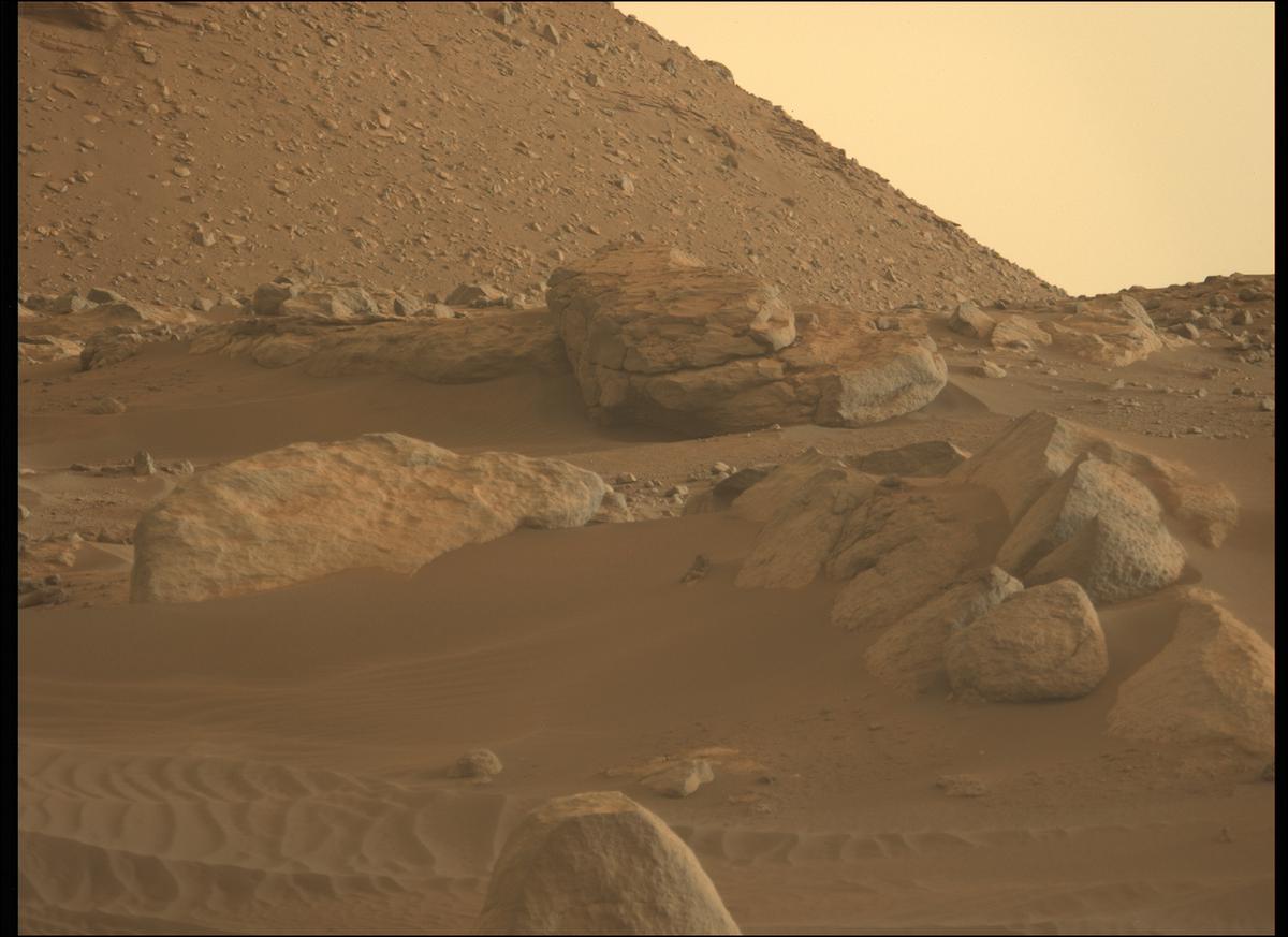 This image was taken by MCZ_LEFT onboard NASA's Mars rover Perseverance on Sol 416