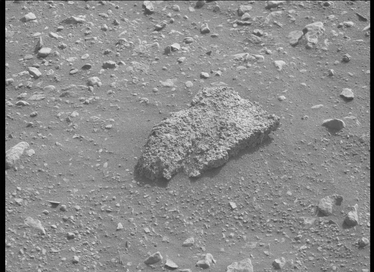 This image was taken by MCZ_RIGHT onboard NASA's Mars rover Perseverance on Sol 451