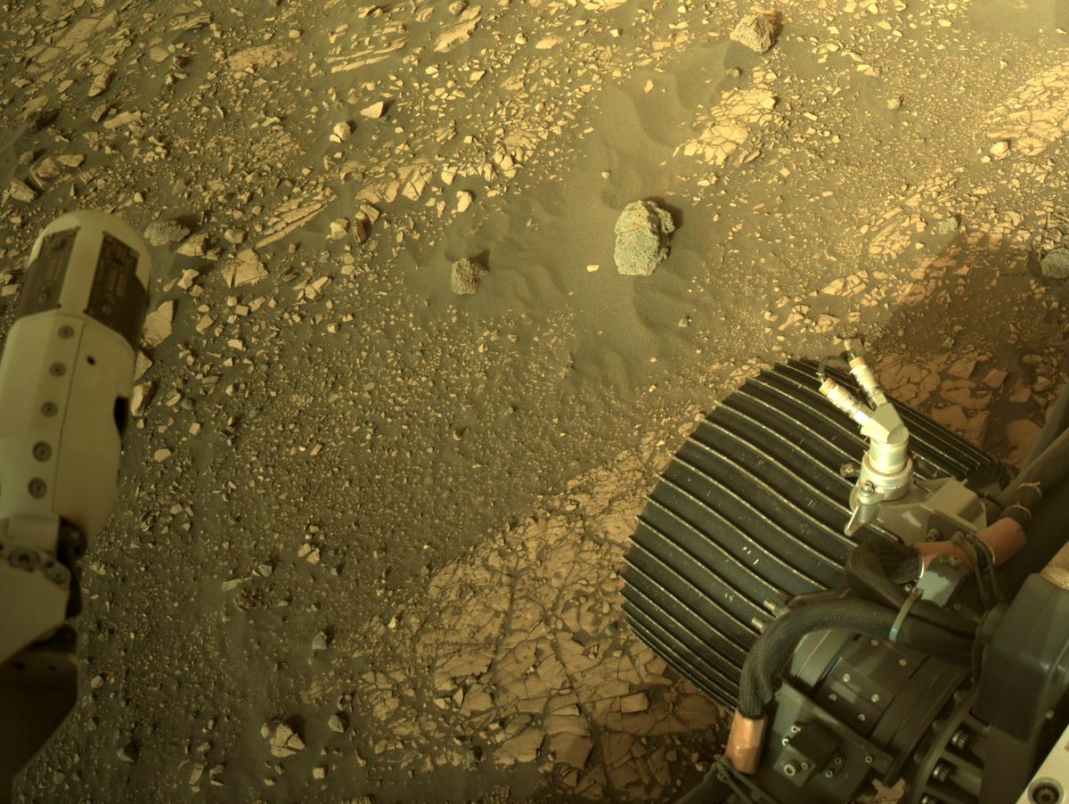 This image was taken by NAVCAM_RIGHT onboard NASA's Mars rover Perseverance on Sol 461