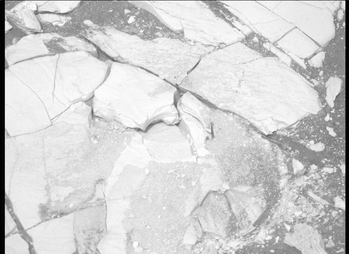 This image was taken by MCZ_RIGHT onboard NASA's Mars rover Perseverance on Sol 472