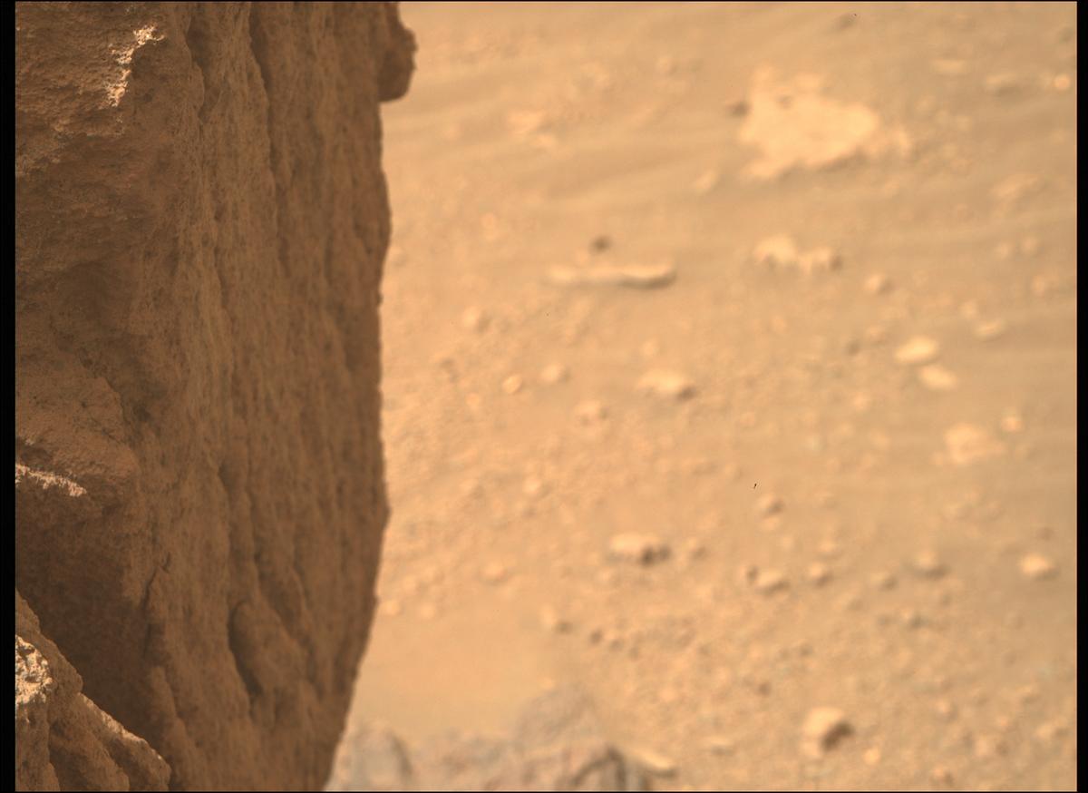 This image was taken by MCZ_RIGHT onboard NASA's Mars rover Perseverance on Sol 483