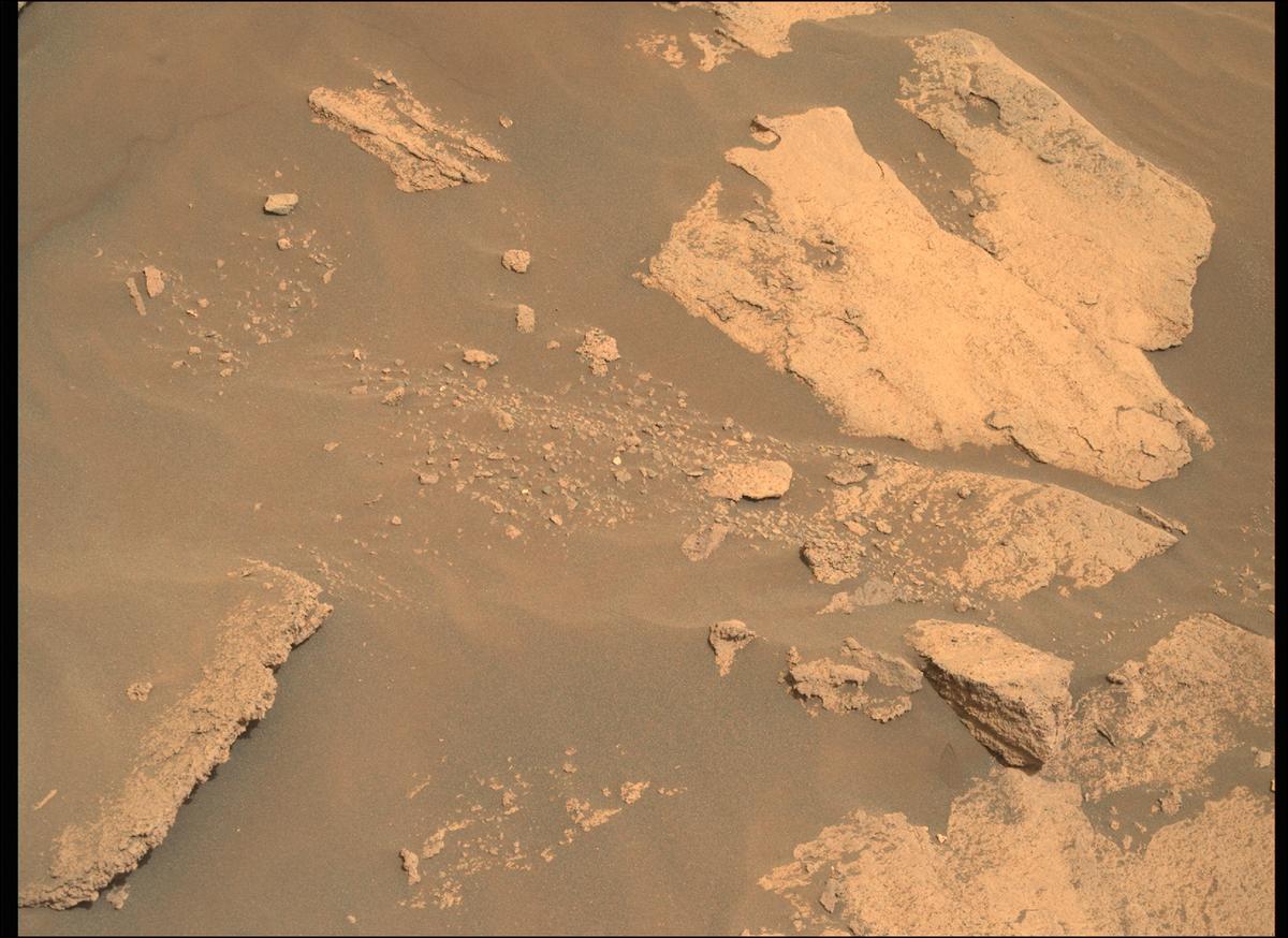 This image was taken by MCZ_RIGHT onboard NASA's Mars rover Perseverance on Sol 492