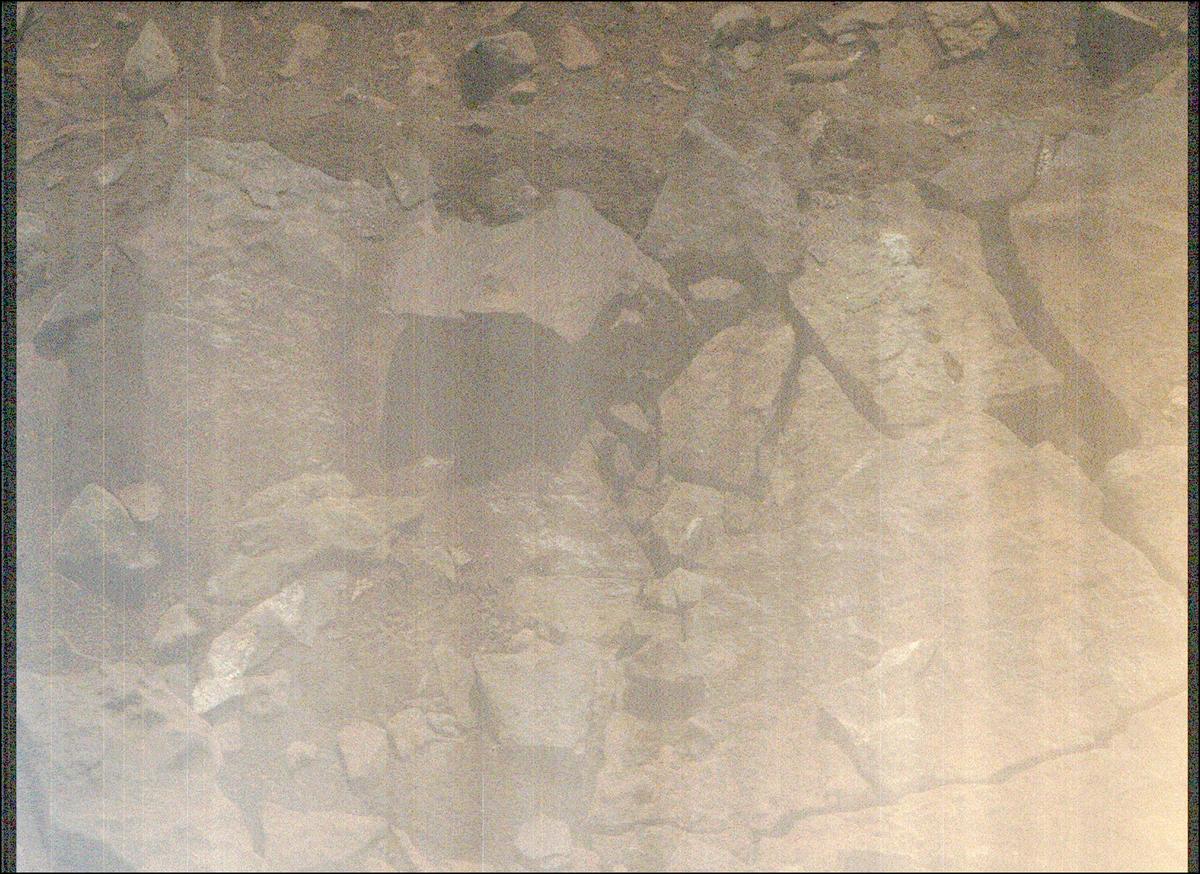 This image was taken by MCZ_RIGHT onboard NASA's Mars rover Perseverance on Sol 565