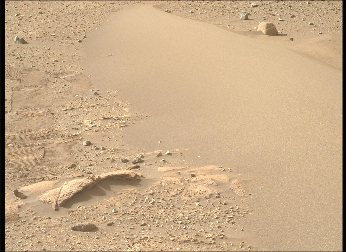 This image was taken by MCZ_RIGHT onboard NASA's Mars rover Perseverance on Sol 566