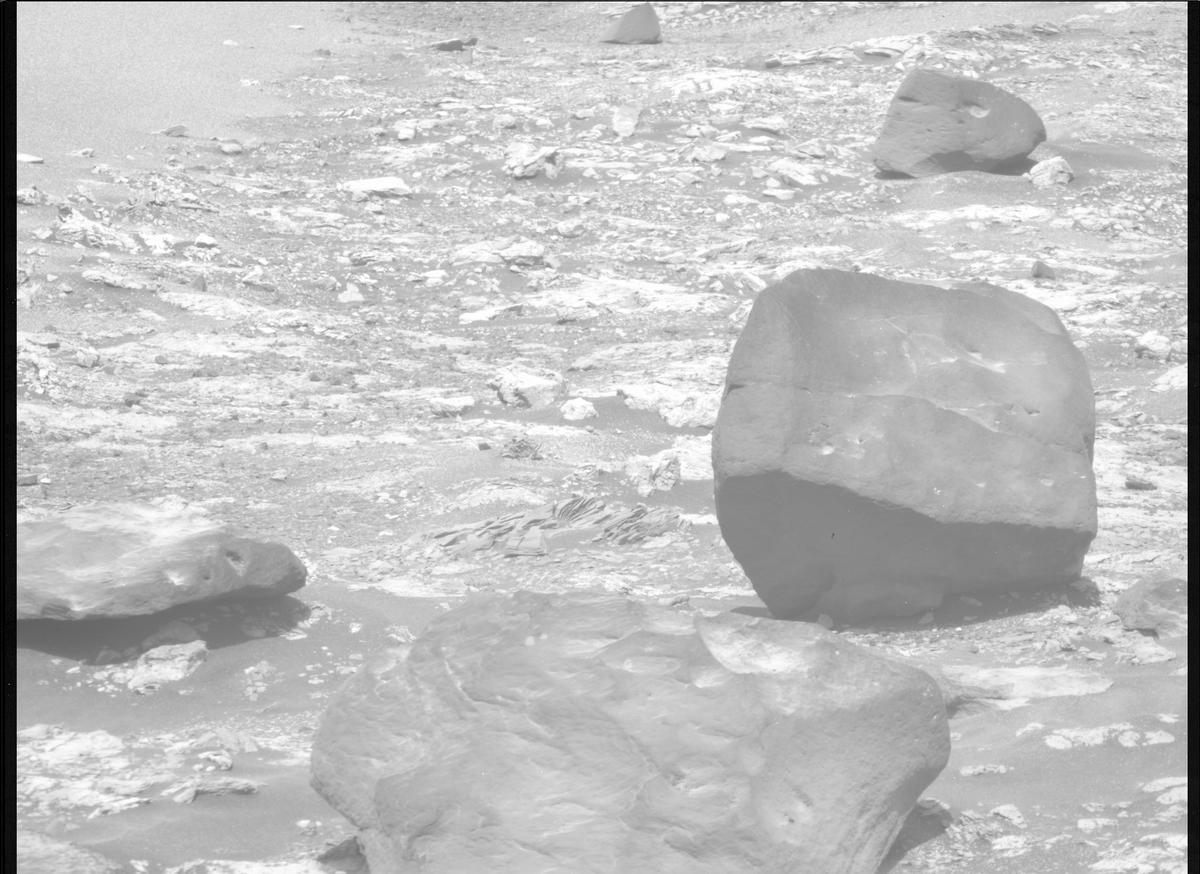 This image was taken by MCZ_RIGHT onboard NASA's Mars rover Perseverance on Sol 567
