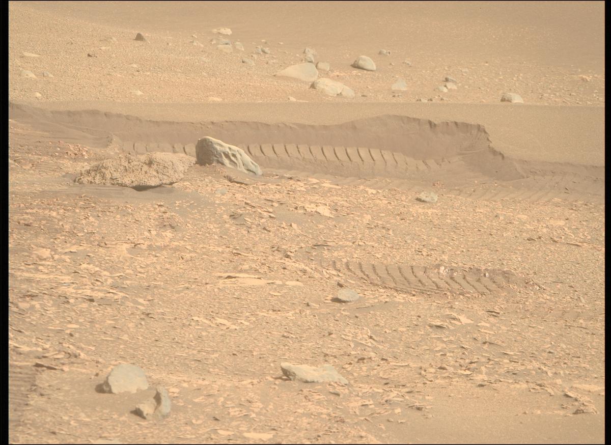 This image was taken by MCZ_RIGHT onboard NASA's Mars rover Perseverance on Sol 572