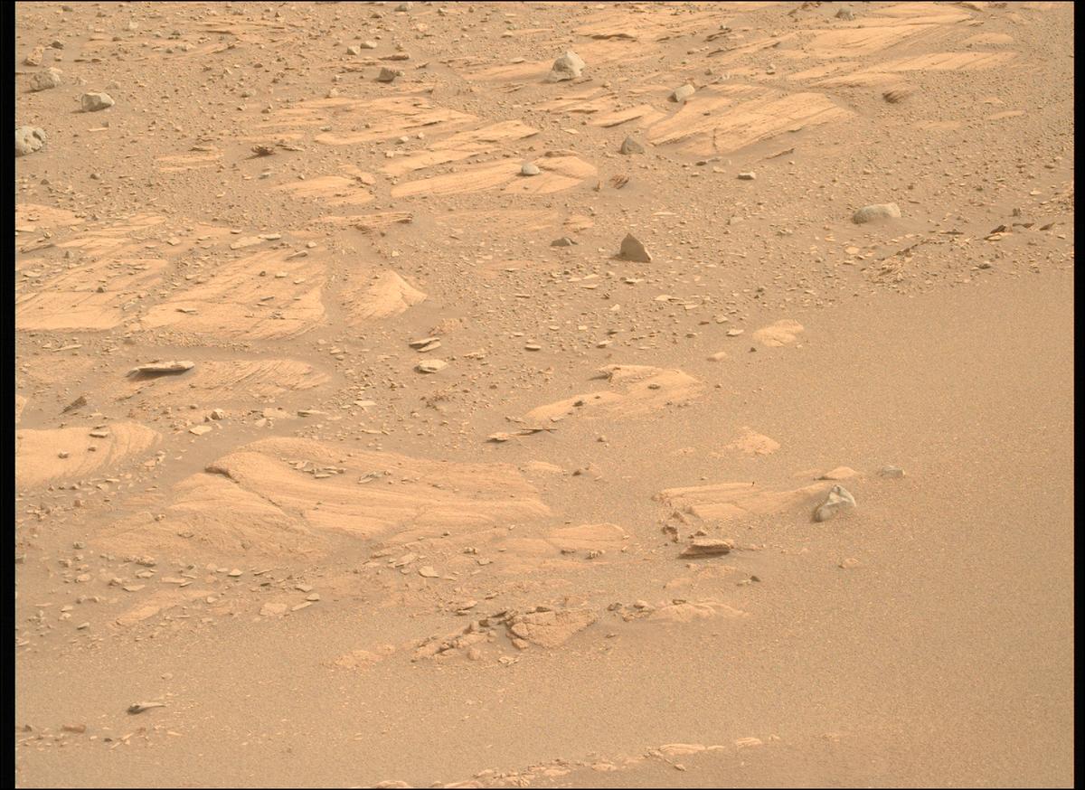 This image was taken by MCZ_RIGHT onboard NASA's Mars rover Perseverance on Sol 586