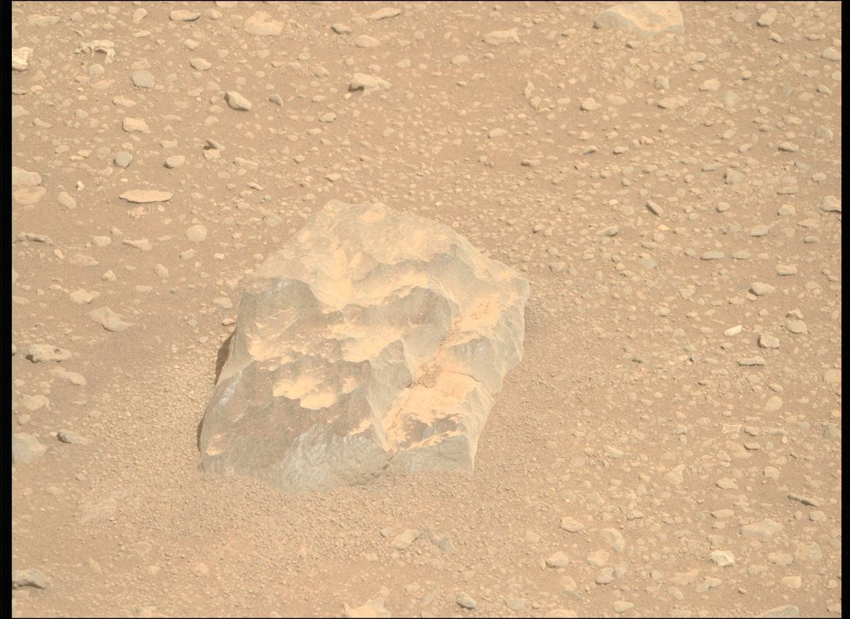 This image was taken by MCZ_RIGHT onboard NASA's Mars rover Perseverance on Sol 673