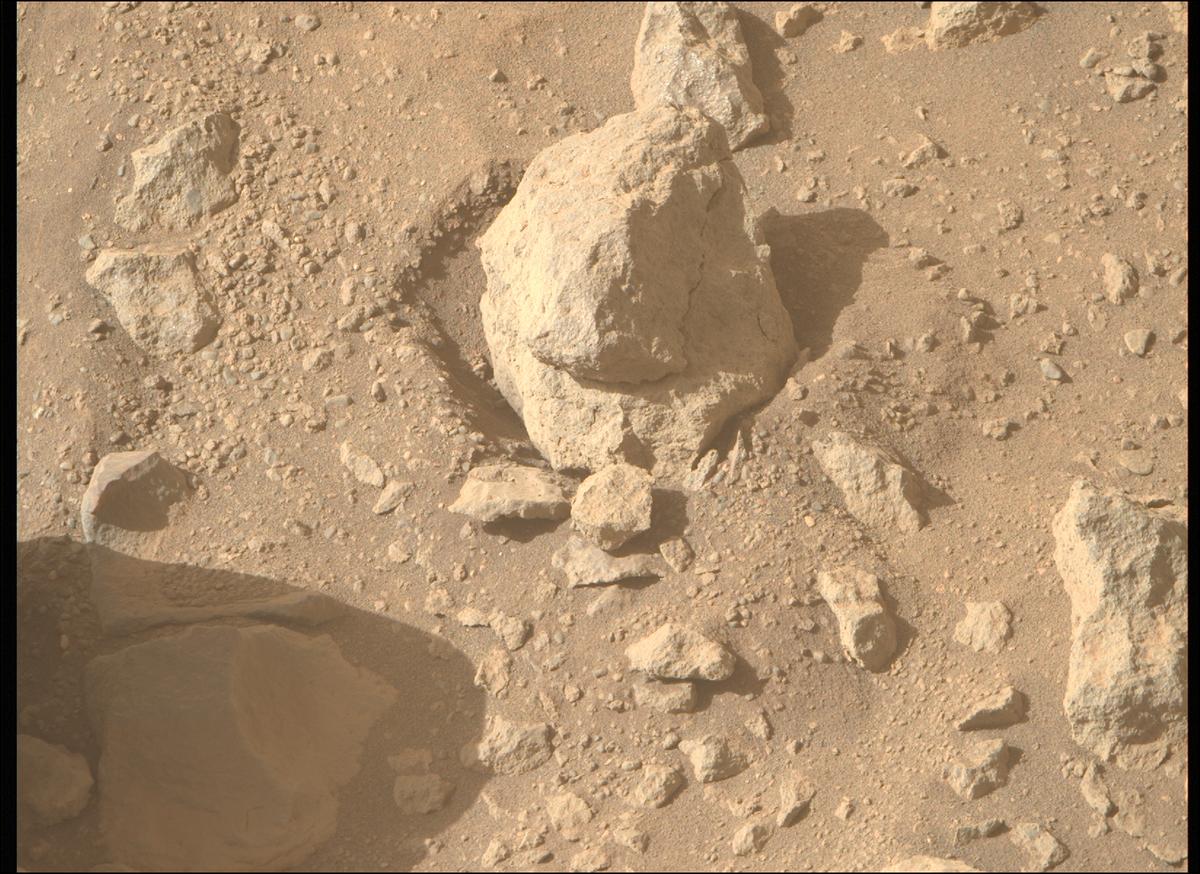 This image was taken by MCZ_RIGHT onboard NASA's Mars rover Perseverance on Sol 700