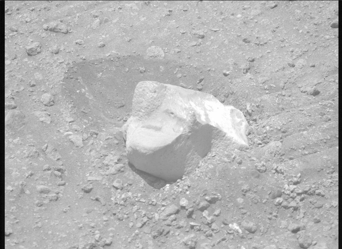 This image was taken by MCZ_RIGHT onboard NASA's Mars rover Perseverance on Sol 702