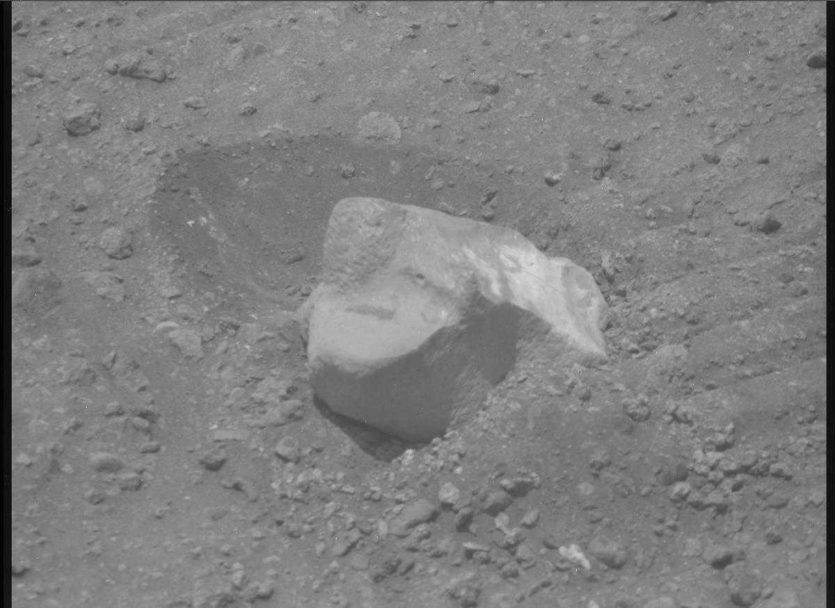 This image was taken by MCZ_RIGHT onboard NASA's Mars rover Perseverance on Sol 702