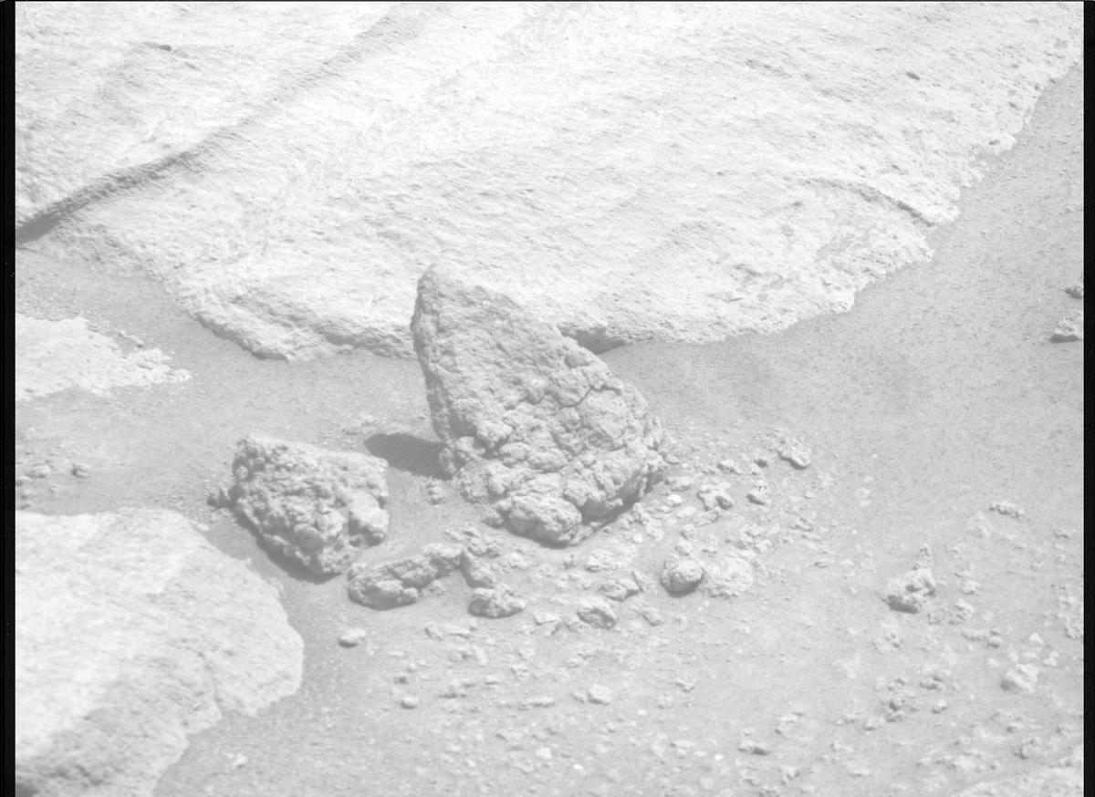 This image was taken by MCZ_RIGHT onboard NASA's Mars rover Perseverance on Sol 729