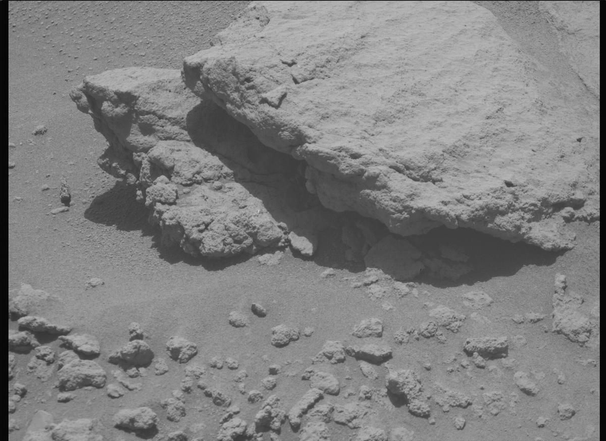 This image was taken by MCZ_RIGHT onboard NASA's Mars rover Perseverance on Sol 737