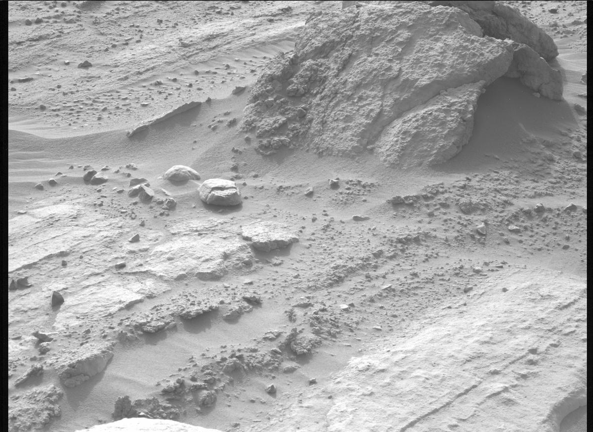This image was taken by MCZ_RIGHT onboard NASA's Mars rover Perseverance on Sol 742