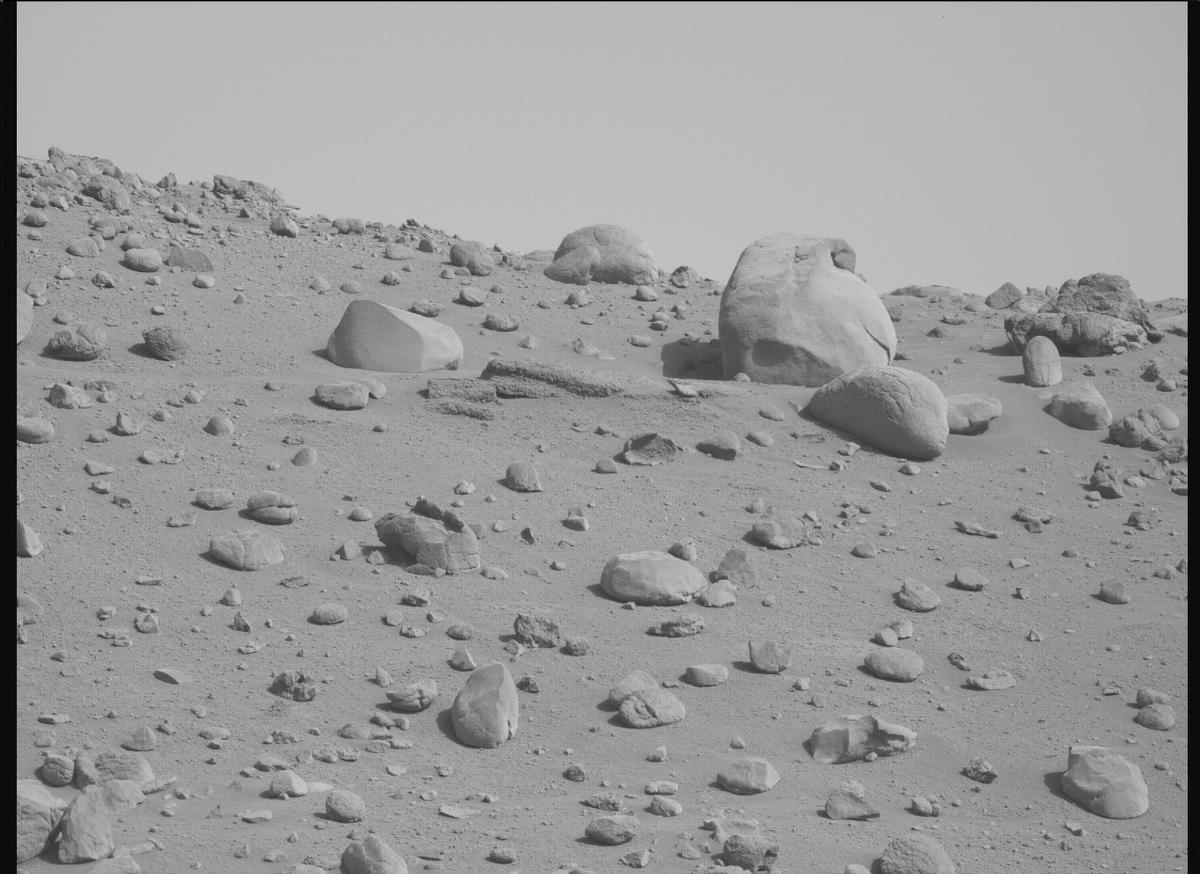 This image was taken by MCZ_RIGHT onboard NASA's Mars rover Perseverance on Sol 757
