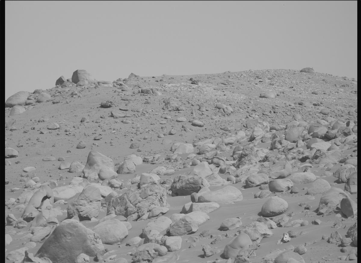 This image was taken by MCZ_RIGHT onboard NASA's Mars rover Perseverance on Sol 757