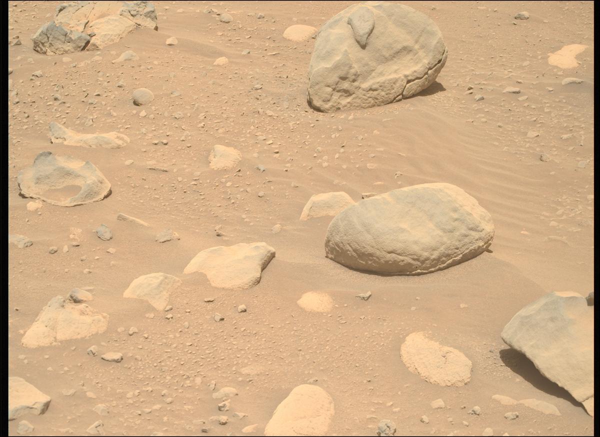 This image was taken by MCZ_RIGHT onboard NASA's Mars rover Perseverance on Sol 758