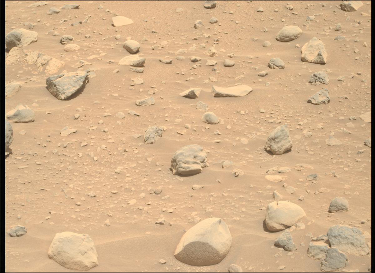 This image was taken by MCZ_RIGHT onboard NASA's Mars rover Perseverance on Sol 758