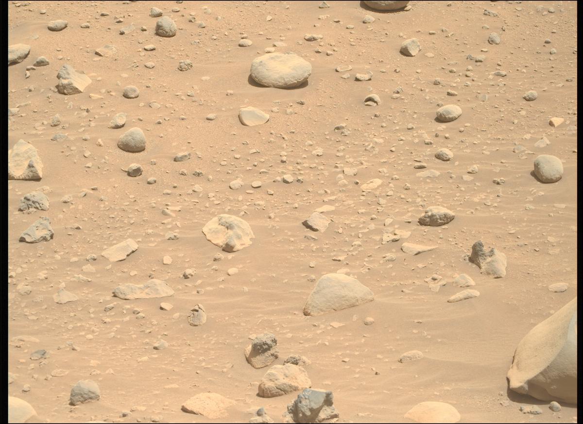 This image was taken by MCZ_RIGHT onboard NASA's Mars rover Perseverance on Sol 758