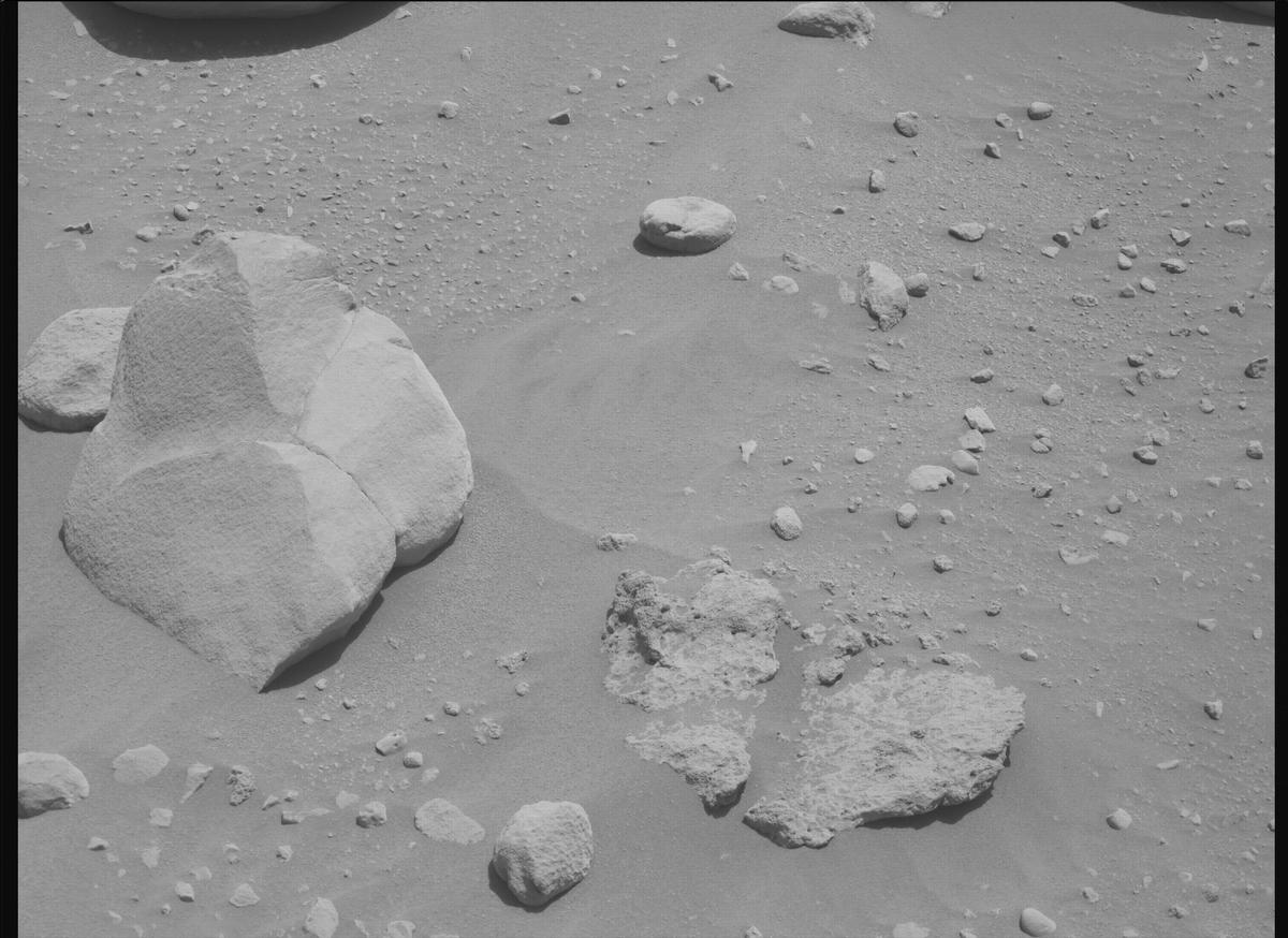 This image was taken by MCZ_RIGHT onboard NASA's Mars rover Perseverance on Sol 758