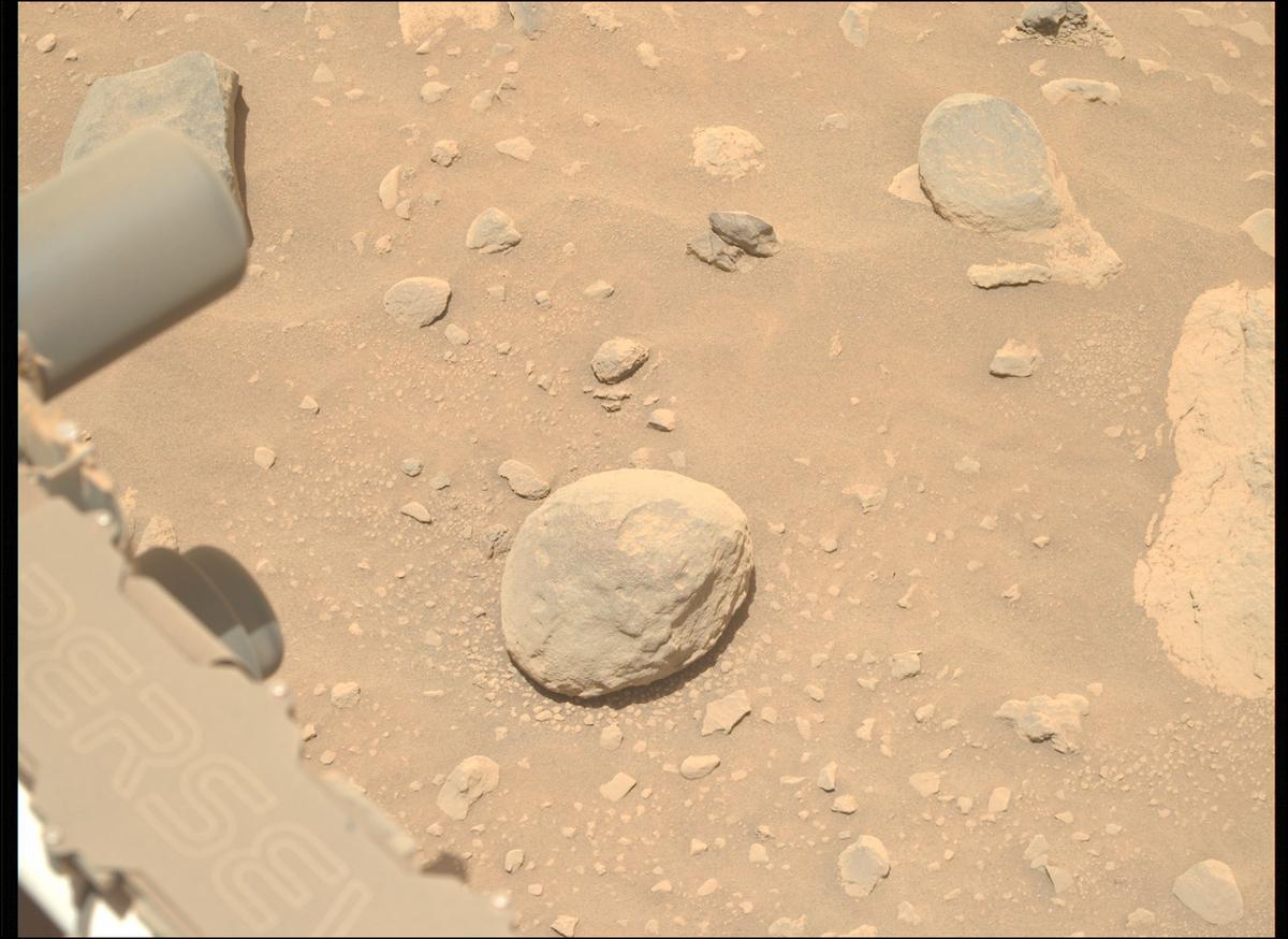 This image was taken by MCZ_RIGHT onboard NASA's Mars rover Perseverance on Sol 758