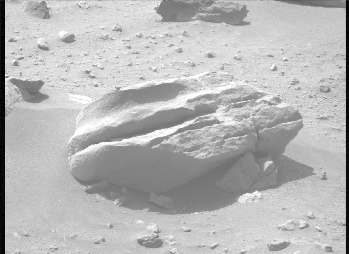 This image was taken by MCZ_RIGHT onboard NASA's Mars rover Perseverance on Sol 758