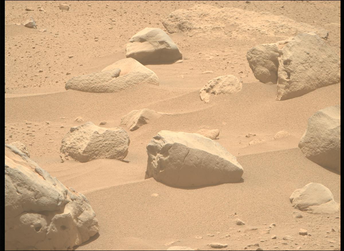 This image was taken by MCZ_RIGHT onboard NASA's Mars rover Perseverance on Sol 768