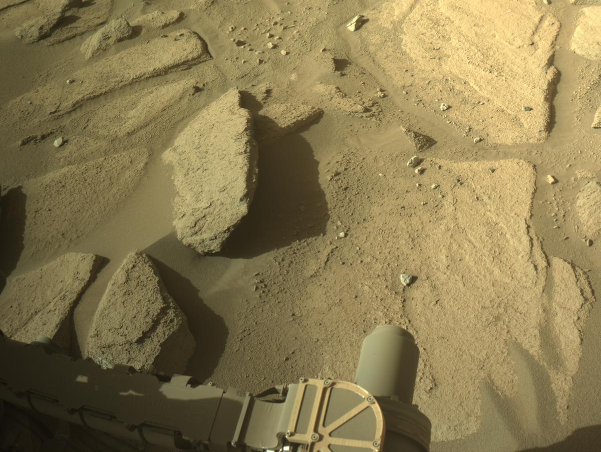 Der NASA-Rover Mars Perseverance hat dieses Bild mit seiner rechten Navigationskamera (Navcam) an Bord aufgenommen.  Die Kamera befindet sich hoch oben am Mast des Rovers und hilft beim Fahren.