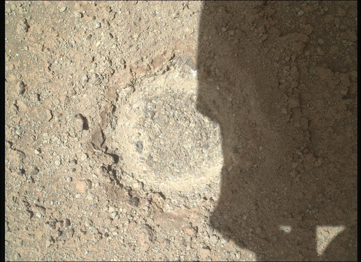 Der NASA-Rover Mars Perseverance hat dieses Bild mit seiner SHERLOC WATSON-Kamera aufgenommen, die sich auf dem Turm am Ende des Roboterarms des Rovers befindet.