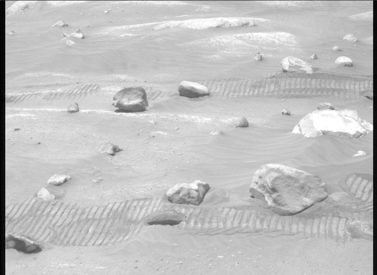 This image was taken by MCZ_RIGHT onboard NASA's Mars rover Perseverance on Sol 797