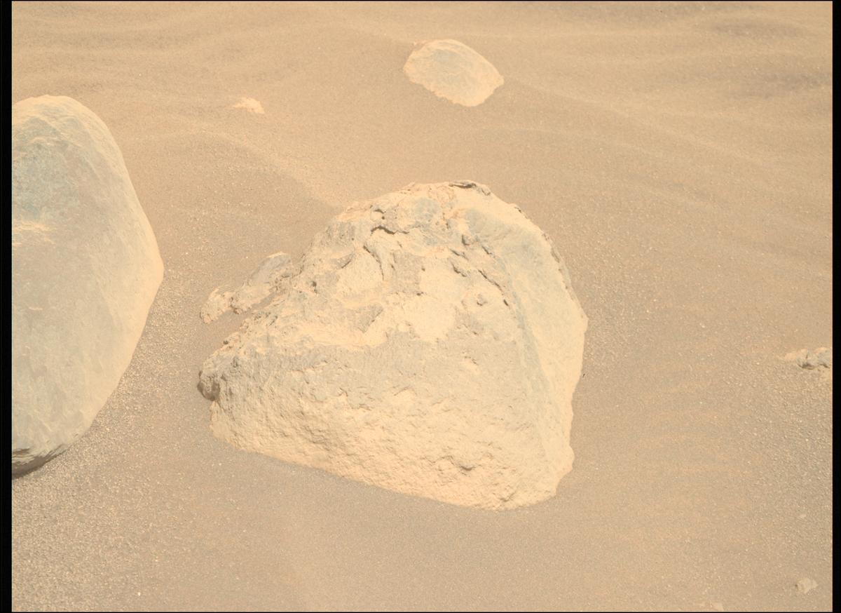 This image was taken by MCZ_RIGHT onboard NASA's Mars rover Perseverance on Sol 800