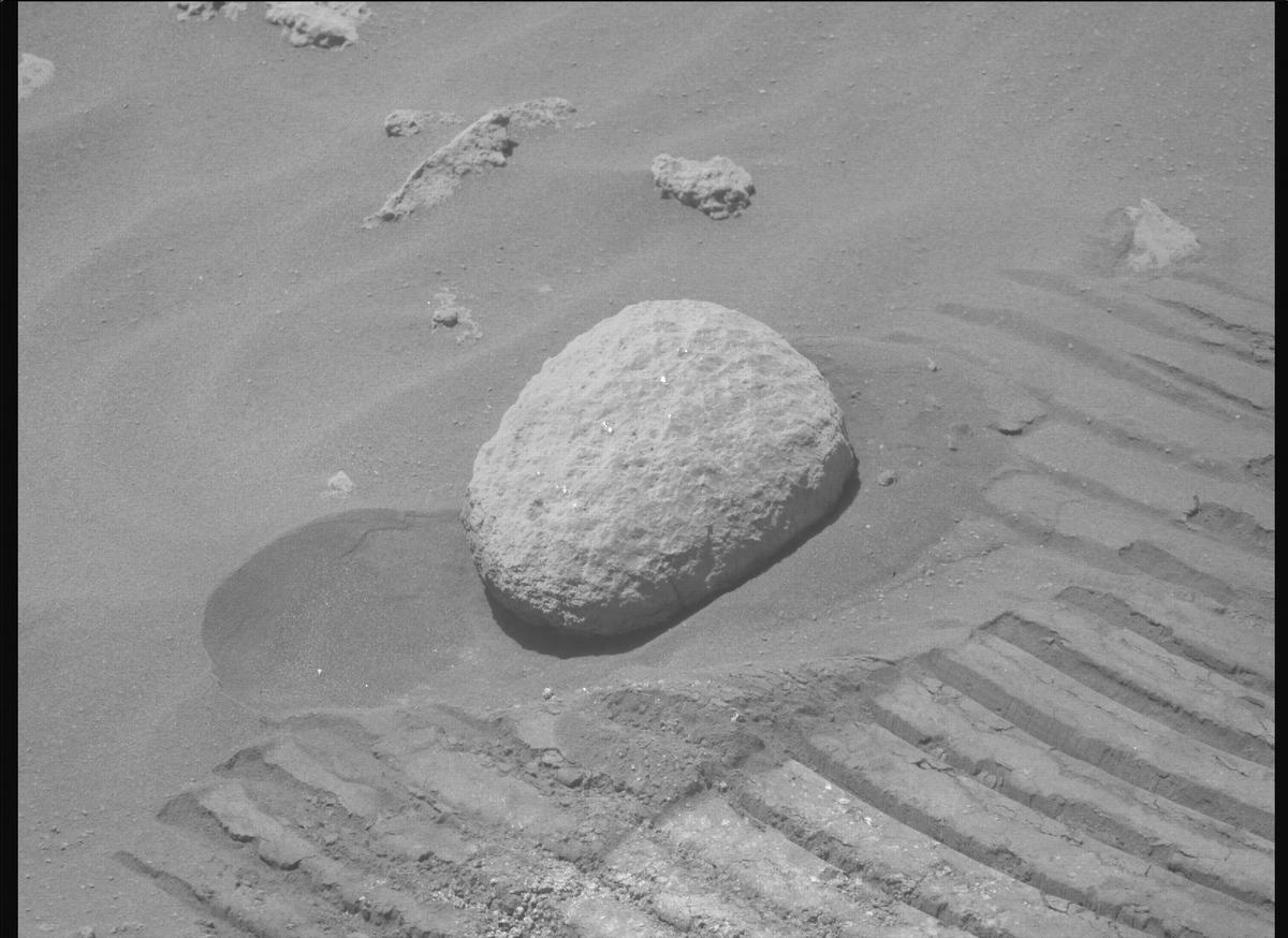 This image was taken by MCZ_RIGHT onboard NASA's Mars rover Perseverance on Sol 800