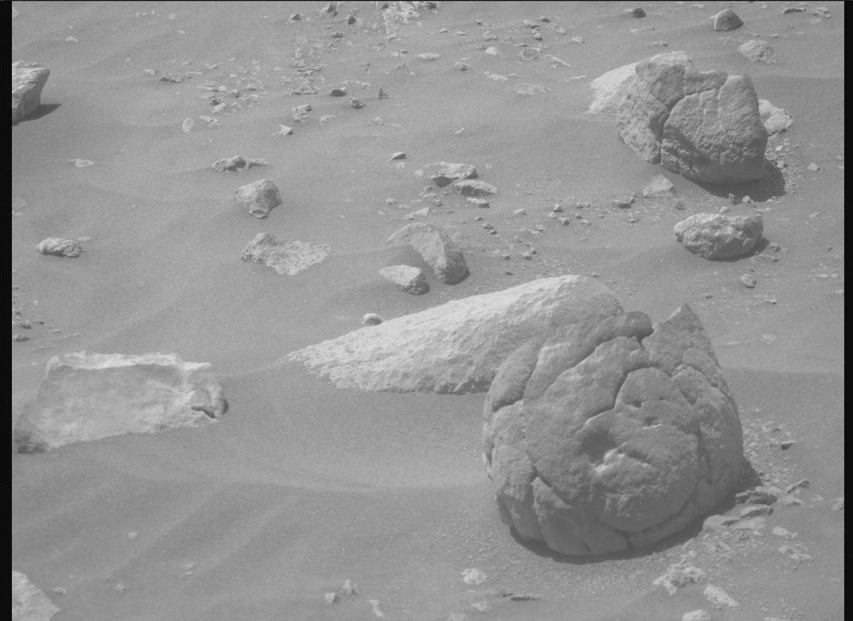 This image was taken by MCZ_RIGHT onboard NASA's Mars rover Perseverance on Sol 801