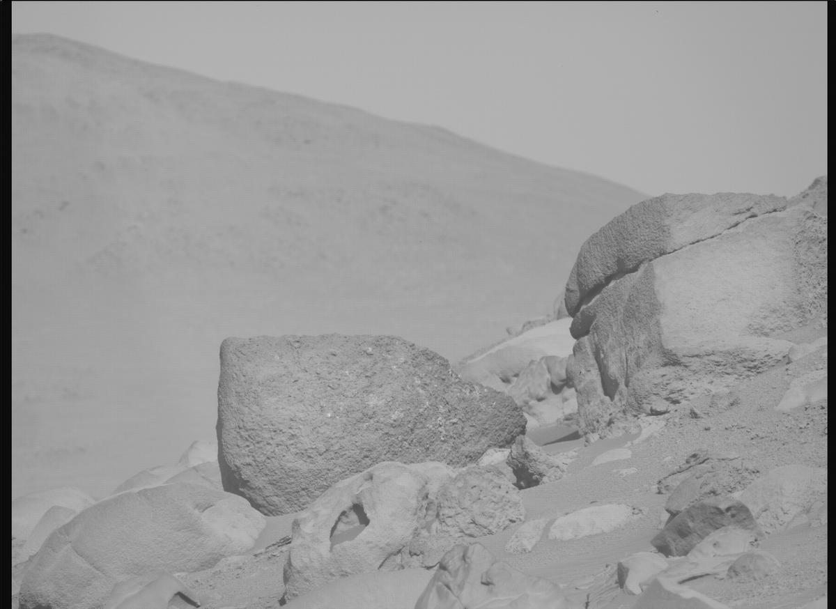 This image was taken by MCZ_RIGHT onboard NASA's Mars rover Perseverance on Sol 806