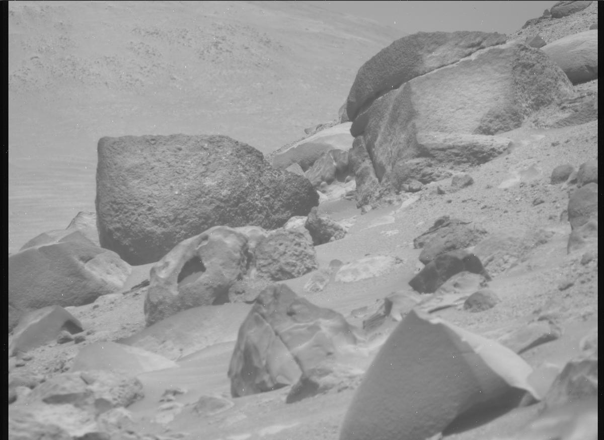This image was taken by MCZ_RIGHT onboard NASA's Mars rover Perseverance on Sol 806