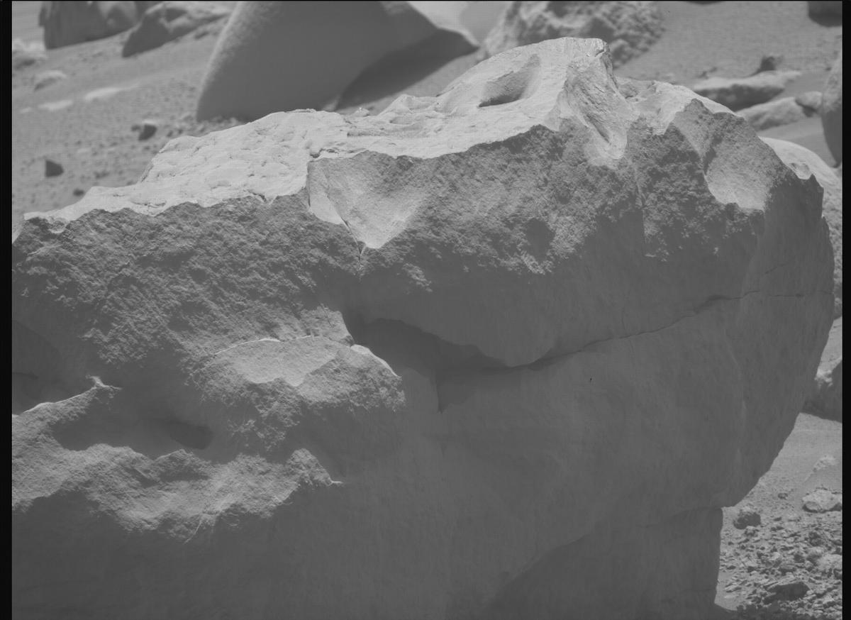 This image was taken by MCZ_RIGHT onboard NASA's Mars rover Perseverance on Sol 811