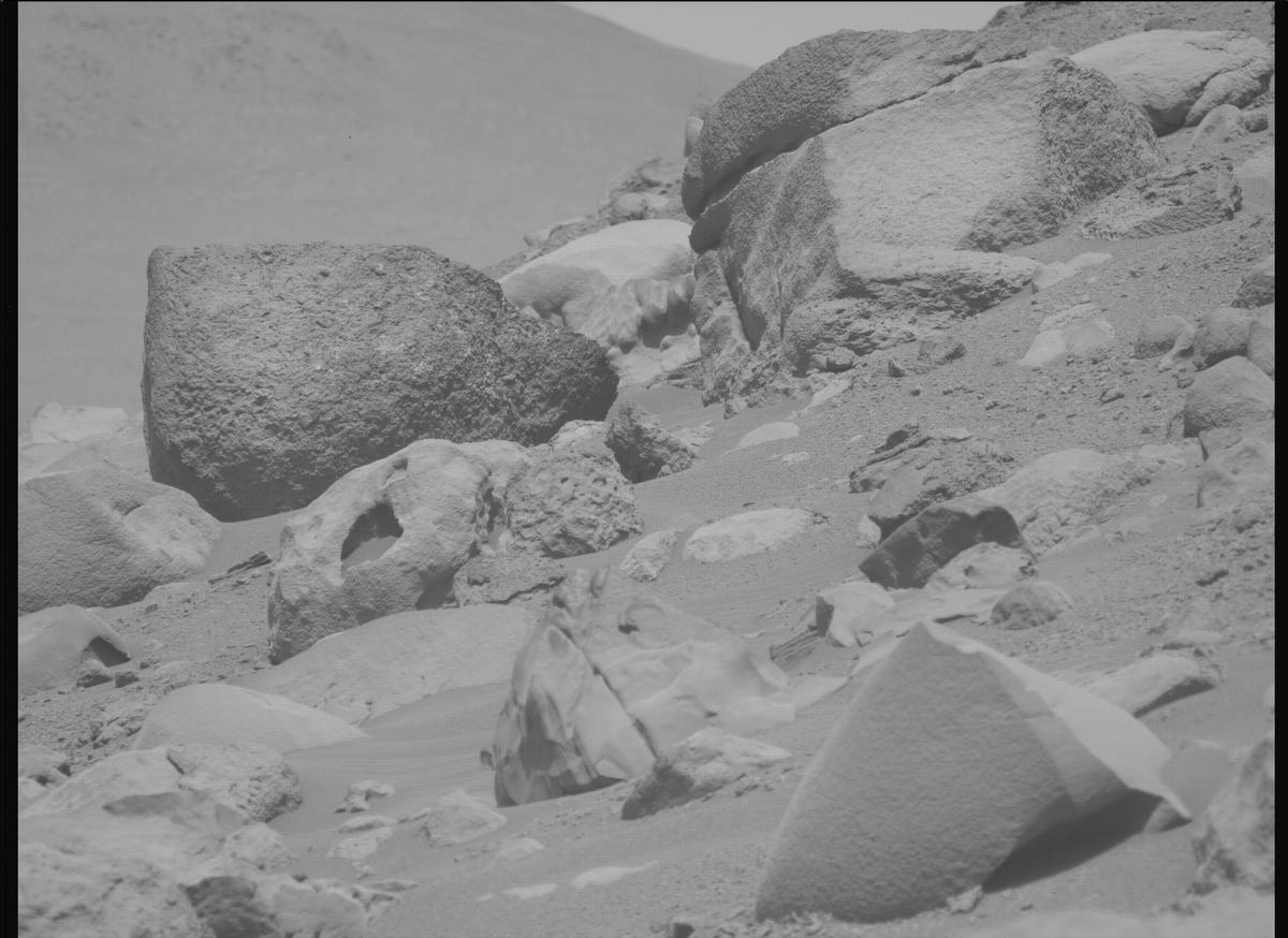 This image was taken by MCZ_LEFT onboard NASA's Mars rover Perseverance on Sol 812