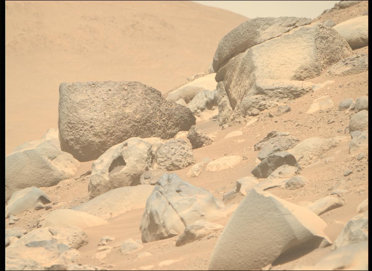 This image was taken by MCZ_RIGHT onboard NASA's Mars rover Perseverance on Sol 812