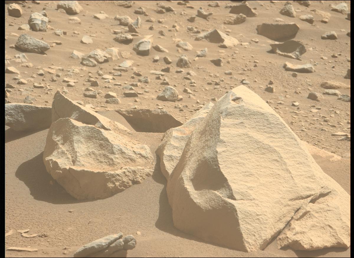 This image was taken by MCZ_LEFT onboard NASA's Mars rover Perseverance on Sol 816